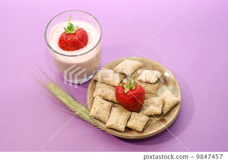 bread and corn ,wheat, strawberry, smoothie 9847457