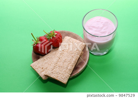 bread and corn ,wheat, strawberry, smoothie 9847529