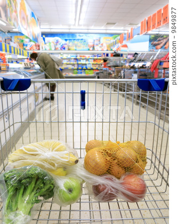 圖庫照片: shopping cart with grocery at supermarket