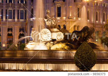 The Cibeles Fountain at Plaza de Cibeles in summer evening The Cibeles Fountain at Plaza de Cibeles in summer evening 9856373