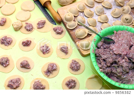 Close up of   cooking meat dumplings 9856382
