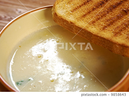 Zuppa d'aglio in crosta Zuppa d'aglio in crosta 9858643