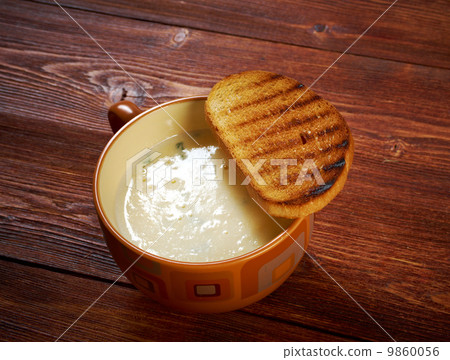 Zuppa d'aglio in crosta Zuppa d'aglio in crosta 9860056