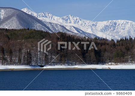青木湖和白馬山山在冬天 青木湖和白馬山山在冬天 9860409