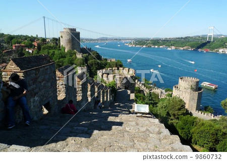 伊斯坦布爾博斯普魯斯海峽和Rumeli Hisar Fortress 伊斯坦布爾博斯普魯斯海峽和Rumeli Hisar Fortress 9860732
