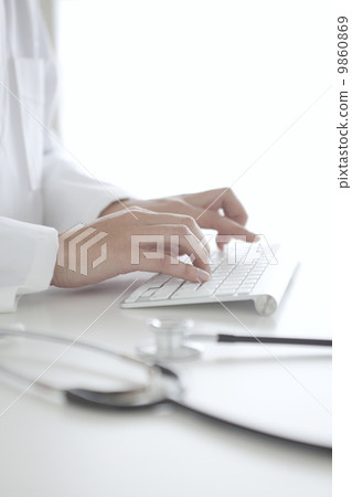Doctor's hitting keyboard 9860869