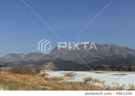 Winter mountain range 9861208