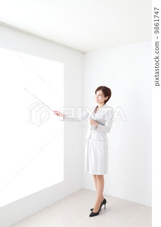 Business woman explaining Business woman explaining 9861747