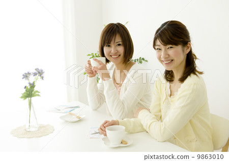 婦女享受下午茶時間 9863010