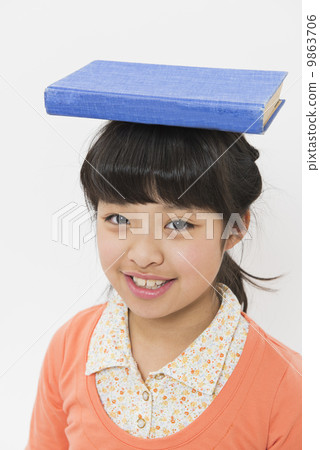 Elementary school student 9863706