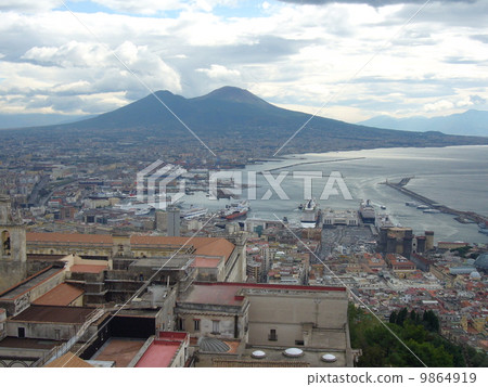 Gulf of Naples and Mount Vesuvius 9864919