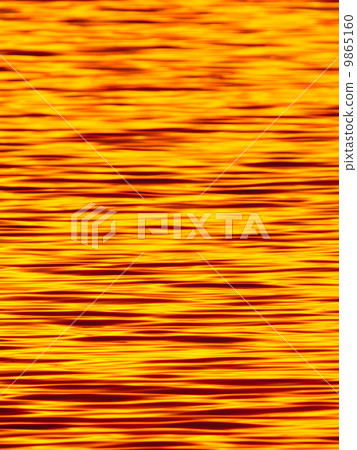 傳播在湖表面的金黃紋理 9865160