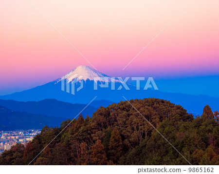 富士山晚上在山上傳播 9865162