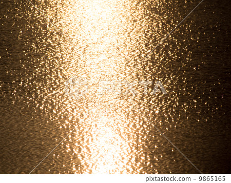 水面上的金色波浪 9865165