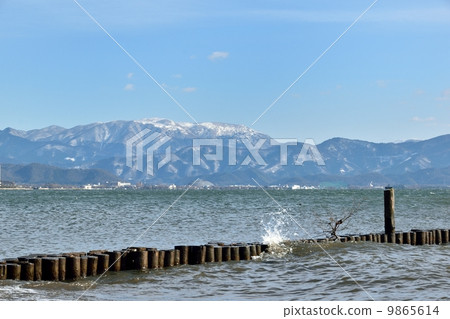 北琵琶湖，冬季季風和荒涼的長濱市區以及鈴鹿山脈荒涼 9865614