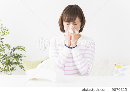 擤鼻涕的女人 9870815