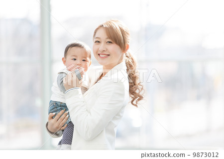 產婦和孩子分娩6個月 產婦和孩子分娩6個月 9873012