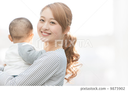 6個月大的寶寶和媽媽 9873902