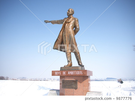 一隻綿羊的克拉克雕像在小山的 9877776