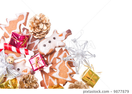 ginger snowmen with christmas decoration 9877879