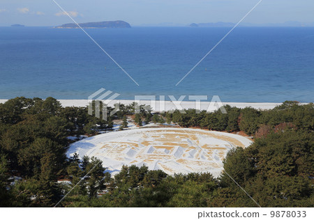 Kagonoji Kotobuki Park in Kagawa prefecture, "Monogatari sand painting" which has made a somewhat snowy appearance (from right oblique) and "Ibukuro" Kagonoji Kotobuki Park in Kagawa prefecture, "Monogatari sand painting" which has made a somewhat snowy appearance (from right oblique) and "Ibukuro" 9878033