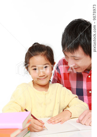 幫助女兒學習的父親 9878973