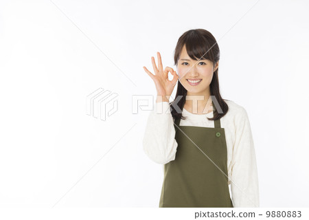 A woman in an apron 9880883