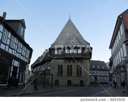 Walking through the streets of Germany (House in a tree-building in Goslar's Old Town) 9883926