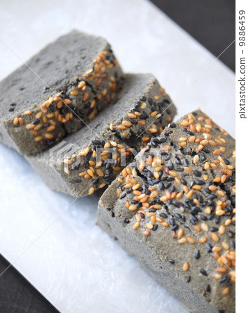 黑芝麻糊磅蛋糕高角度（切和大廳） 9886459