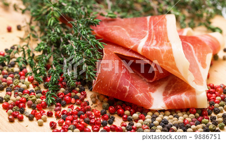 Dry thyme, multicolored peppercorn and hamon Dry thyme, multicolored peppercorn and hamon 9886751