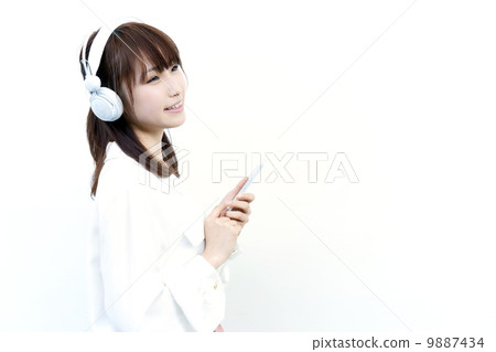 A woman listening to music 9887434