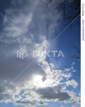 包圍光的雲 9887551