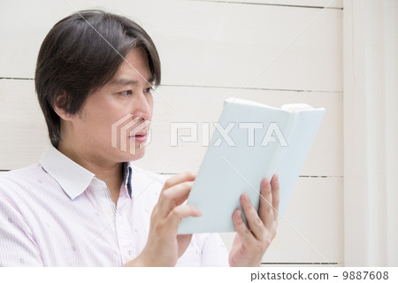 Middle male reading 9887608