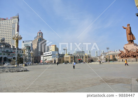 Mao Zedong statue of Shenyang Zhongshan Square and former Fengtian Yamato Hotel (China) Mao Zedong statue of Shenyang Zhongshan Square and former Fengtian Yamato Hotel (China) 9888447