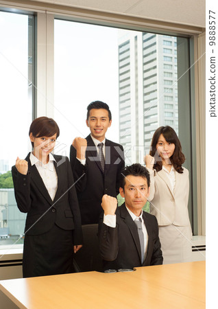 四名勇敢的員工擺出姿勢 9888577