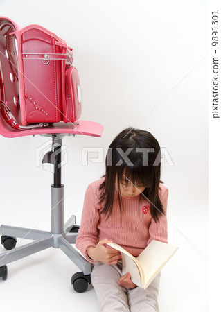 讀書的孩子在書包前面 9891301