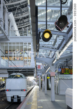 在大阪站3號家停止的雷鳥 9891680