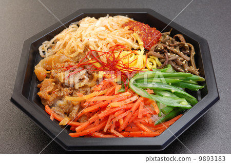 Delicious bibimbap box lunch 9893183