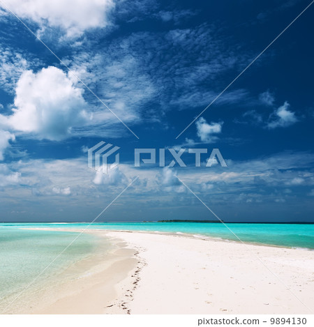 Beautiful beach with sandspit at Maldives Beautiful beach with sandspit at Maldives 9894130