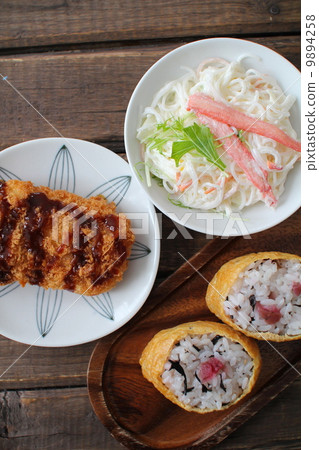 Inari sushi with mixed rice of plum and hijiki and side dishes Inari sushi with mixed rice of plum and hijiki and side dishes 9894258