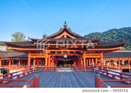 從嚴島神社的高階段看到的主要的神社 9894558