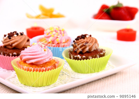 Four appetizing cupcakes on white plate Four appetizing cupcakes on white plate 9895146