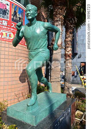 公平競賽的雕像（高橋坤）（大阪市中央區北大橋Dotomoribashi） 9896723