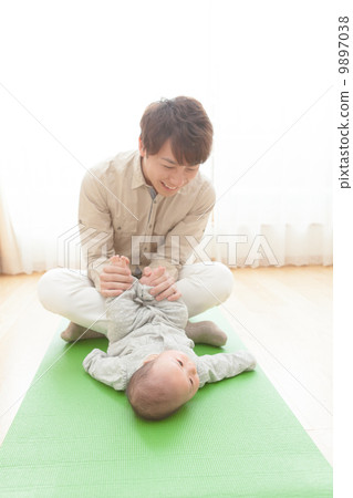 3個月大嬰兒寶寶按摩父親 3個月大嬰兒寶寶按摩父親 9897038