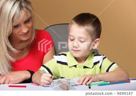 mother and son drawing together 9899187