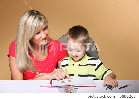 mother and son drawing together 9899205