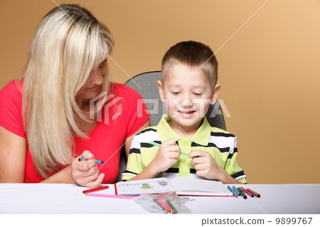 mother and son drawing together 9899767