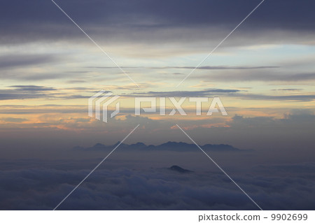 Shiga Takahara Shibu-tou Pass的Shinonome在夏天的早晨,雲層逐漸被染色 Shiga Takahara Shibu-tou Pass的Shinonome在夏天的早晨,雲層逐漸被染色 9902699