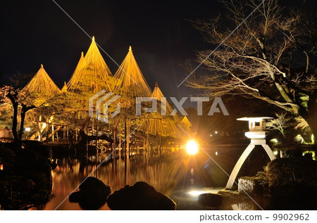 Kenrokuen Garden/Hiroshima lantern [side] 9902962