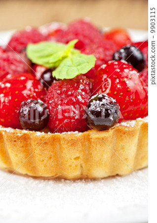 Cake with fresh berries Cake with fresh berries 9903115